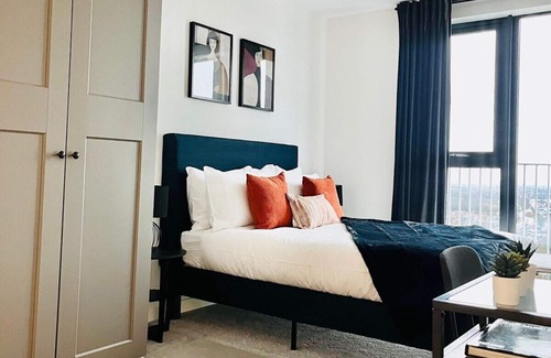 Park Royal Apartment | Stunning Skyline Flat in London - 2 Beds & Balcony