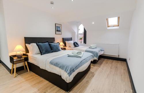 Harehills Apartment | Stunning Skyview 2BR flat , fast Wifi - Home Away from Home