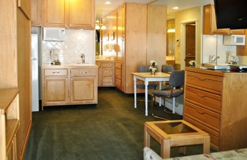 Lakeside Park Cabin | Stunning South Lake Tahoe Resort - Perfect for Romantic or Family Vacations!