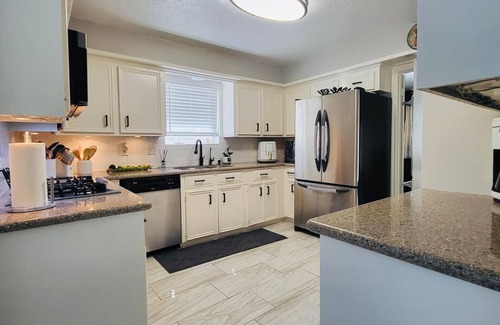 Houston House | Stunning & Spacious 5-bedroom house features a gorgeous private pool