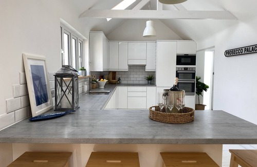 Camber Cottage | Stunning Spacious Seaside cottage, 1 minute from the beach sleeps 12