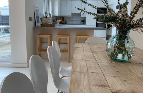 Camber Cottage | Stunning Spacious Seaside cottage, 1 minute from the beach sleeps 12