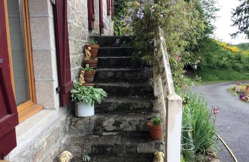 Viam House | Stunning stone3 bedroom house with views over lake and surrounding hills