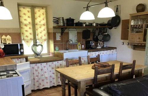 Viam House | Stunning stone3 bedroom house with views over lake and surrounding hills