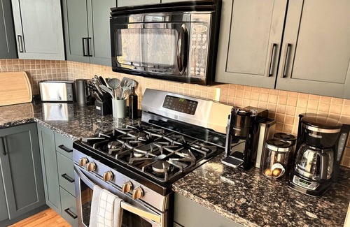 Thornton House | Stunning Summer Mtn Home Near Lake, Pet Friendly 🚣 🌲 🎱 🏓