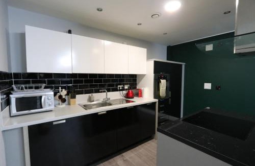 Gay Village Apartment | Stunning Top Floor Southside Apartment 2 BEDS PARKING WIFI NETFLIX