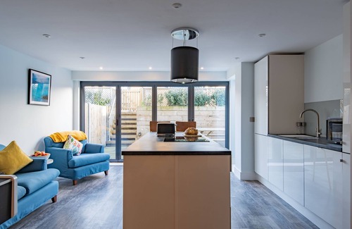 Westgate-on-Sea Apartment | Stunning townhouse with sea views and parking, a short walk to the beach, sleeping 8 guests minutes