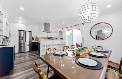 Huntington Beach Condo | Stunning Townhome ❤️ Steps2 Beach 🏖, Luxury ⭐️, Fire Pit, E-bikes 🚲, Pets ok🐾