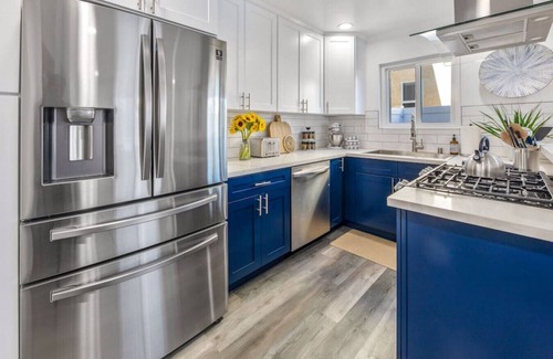 Huntington Beach Condo | Stunning Townhome ❤️ Steps2 Beach 🏖, Luxury ⭐️, Fire Pit, E-bikes 🚲, Pets ok🐾