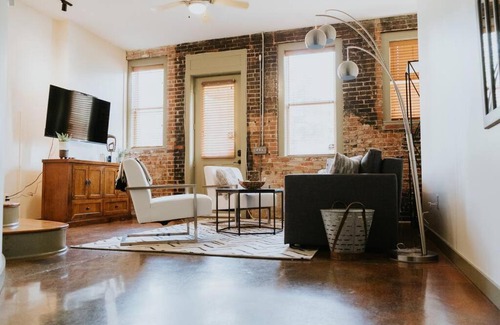 Springfield House | Stunning townhouse on quiet street in Springfield!