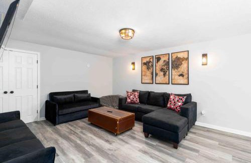 Columbia House | Stunning updated home with a hot tub