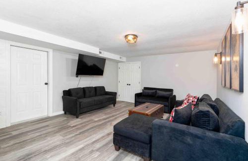 Columbia House | Stunning updated home with a hot tub