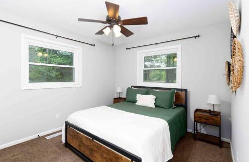 Columbia House | Stunning updated home with a hot tub