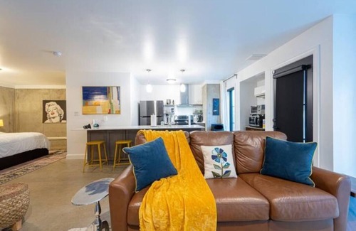 Biddleville Apartment | Stunning Uptown Luxury Apartment