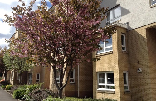 Paisley Apartment | Stunning & Very Modern 2 Bedroom Apartment (Sleeps 4) very near Paisley Centre