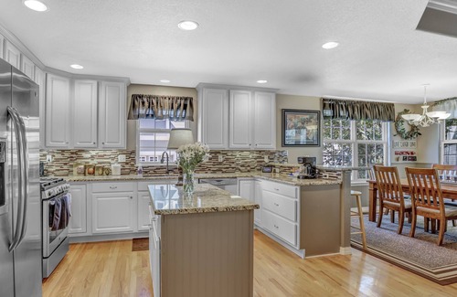 Erie House | Stunning Victorian Oasis with Privacy!