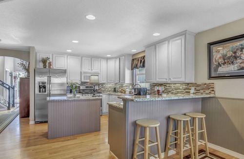 Erie House | Stunning Victorian Oasis with Privacy!