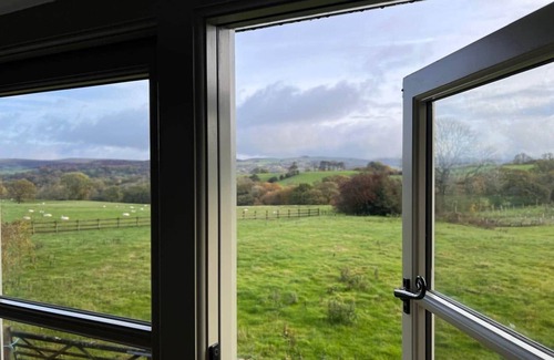 Macclesfield House | Stunning Views | 4BR Real Fires & Dog-Friendly