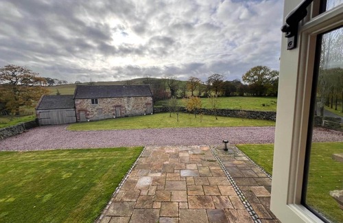 Macclesfield House | Stunning Views | 4BR Real Fires & Dog-Friendly