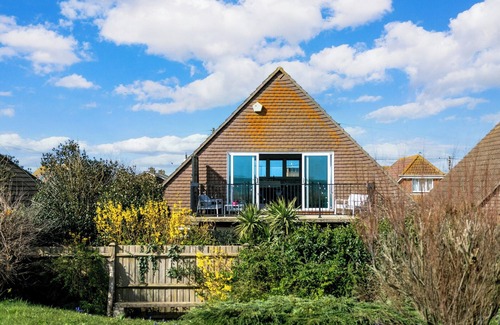 New Romney Cottage | Stunning views across the ocean from the luxurious open plan living areas.