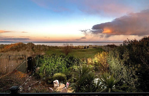 New Romney Cottage | Stunning views across the ocean from the luxurious open plan living areas.
