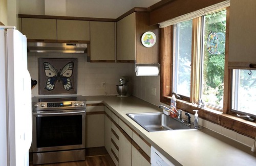 Vesta House | Stunning Views, close to Wineries, Primland & Parkway - beautifully appointed