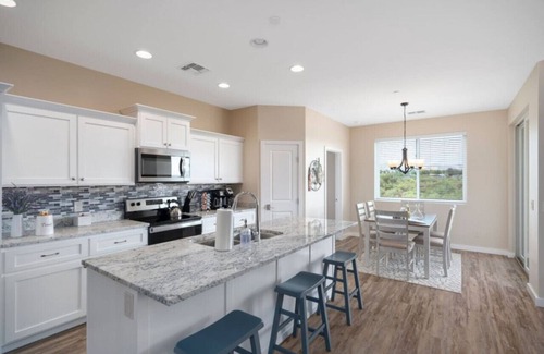 Cottonwood House | Stunning Views + Hot Tub + Location! 2 bed/2 bath