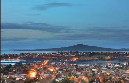 Remuera Apartment | Stunning Views - Modern luxury 3 BR Apt in Remuera