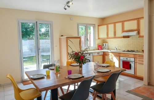 Denneville House | Stunning villa for 6 guests with WIFI, TV, terrace and pets allowed