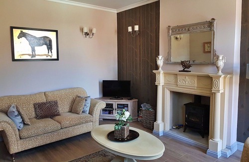 Breedon on the Hill House | Stunning villa for 4 guests with WIFI, TV and pets allowed