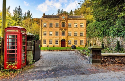 Macclesfield House | Stunning villa for 19 people with WIFI, private pool, hot tub and terrace