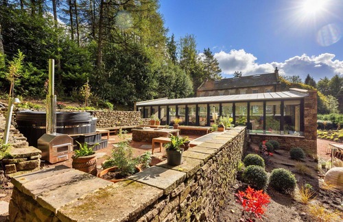 Macclesfield House | Stunning villa for 19 people with WIFI, private pool, hot tub and terrace