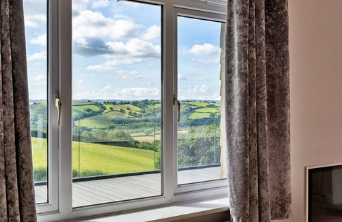 Newton Saint Cyres House | Stunning villa for 10 guests with WIFI, terrace, pets allowed and parking