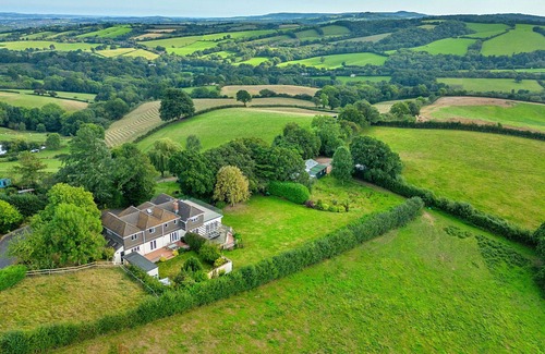 Newton Saint Cyres House | Stunning villa for 10 guests with WIFI, terrace, pets allowed and parking