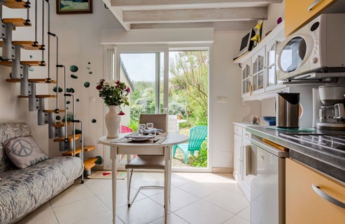Surville House | Stunning villa for 2 guests with TV and terrace