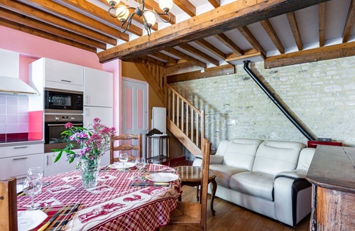 Commes House | Stunning villa for 4 guests with TV and pets allowed