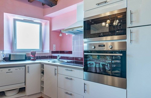 Commes House | Stunning villa for 4 guests with TV and pets allowed