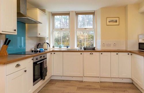Alvie House | Stunning villa for 4 guests with WIFI, TV, patio, pets allowed and parking