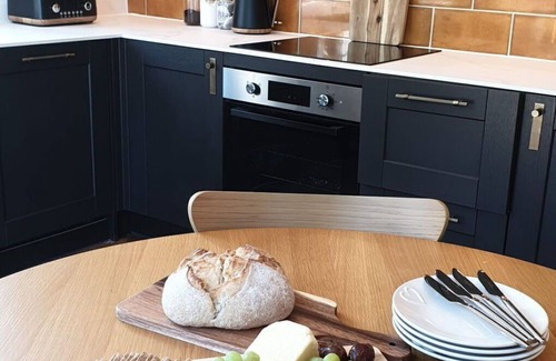 Howlett End House | Stunning villa for 4 guests with WIFI, TV and terrace