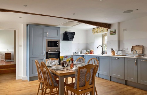 Llandrillo House | Stunning villa for 4 guests with WIFI, hot tub, TV and terrace