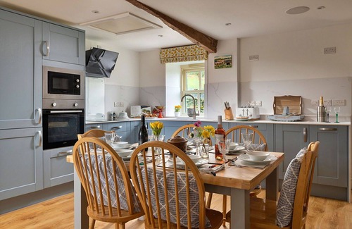 Llandrillo House | Stunning villa for 4 guests with WIFI, hot tub, TV and terrace