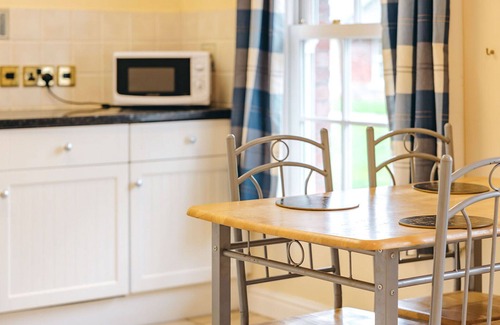 Eaton Mascott House | Stunning villa for 4 guests with WIFI, TV and pets allowed