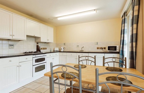 Eaton Mascott House | Stunning villa for 4 guests with WIFI, TV and pets allowed