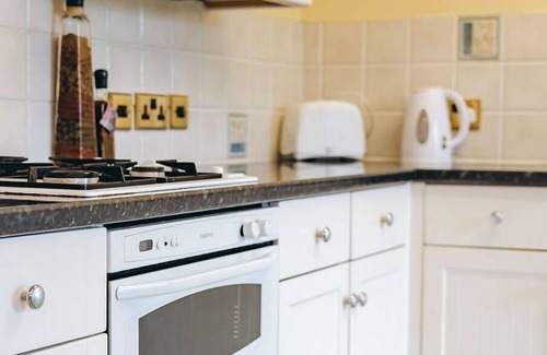 Eaton Mascott House | Stunning villa for 4 guests with WIFI, TV and pets allowed