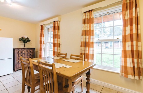 Eaton Mascott House | Stunning villa for 4 guests with WIFI, TV and pets allowed