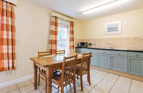 Eaton Mascott House | Stunning villa for 4 guests with WIFI, TV and pets allowed