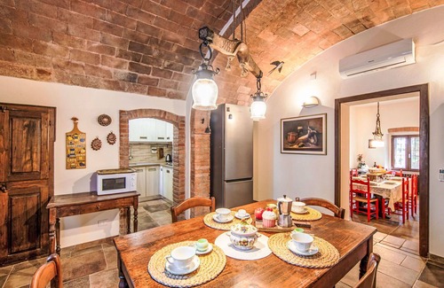 Poggibonsi Villa | Stunning villa for 6 people with WIFI, A/C, TV, pets allowed and panoramic view