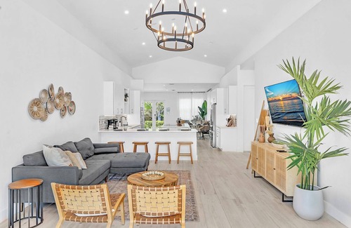 Poinsettia Heights House | Stunning Villa by Las Olas Beach Heated Pool