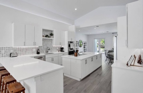 Poinsettia Heights House | Stunning Villa by Las Olas Beach Heated Pool