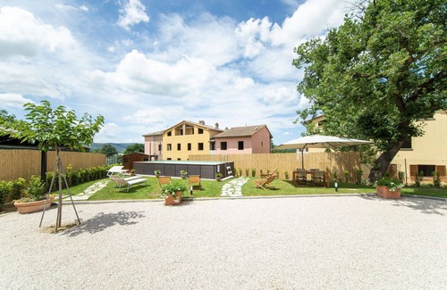 Lucignano Villa | Stunning villa with A/C, sauna, hot tub, WIFI, private pool, TV, patio, close to Montepulciano